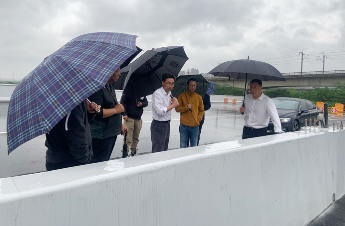 徐旭前往南昌縣河洲路項目、小藍大道快速化項目調(diào)研pg